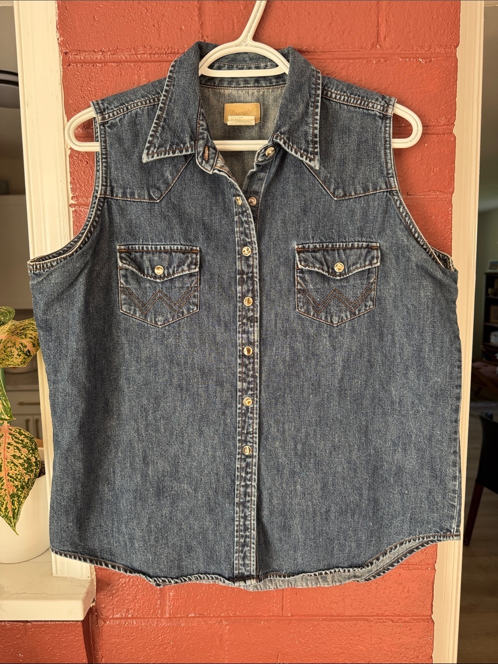 Wrangler Vintage Denim Button-Up Sleeveless Shirt in Classic Blue Large